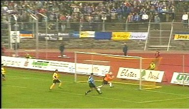  ... Sanchez lässt durch und Maul trifft zum 1:0 für Jena (12.).
Schlüsselwörter: Sanchez Maul