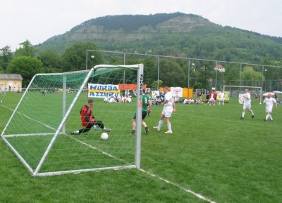  Schon wieder trifft Mart den Pfosten, aber beim Nachsetzen zappelt der Ball im Tornetz.
