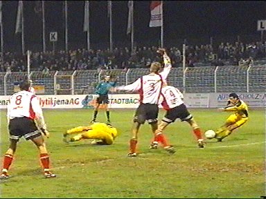  ... Sanchez nimmt den Ball direkt ...
Schlüsselwörter: Sanchez