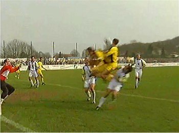  Maul und Treitl behindern sich gegenseitig beim Kopfball.
Schlüsselwörter: Maul Treitl