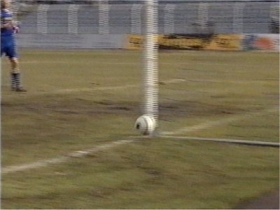  ... der Ball geht aber Zentimeter am Tor vorbei.
Schlüsselwörter: Zimmermann