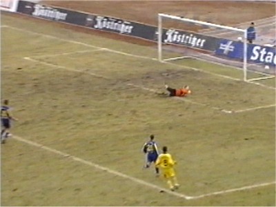  ... diesmal geht der Ball ins Tor - 1:0!
Schlüsselwörter: Zimmermann