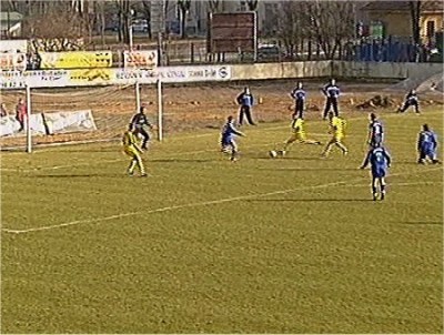  Jovic staubt nach einem abgeblockten Freistoß von Holetschek ...
Schlüsselwörter: Holetschek Jovic