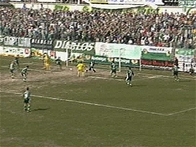  ... zwei Jenaer verpassen den Ball.
