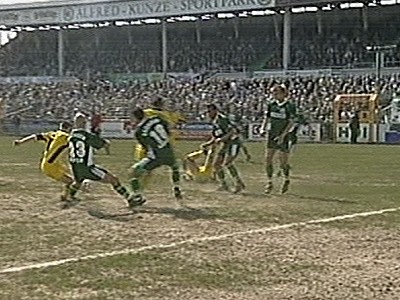  Erst eine Ecke an die Latte, dann kommt der Ball wieder in den Strafraum und Zimmermann ...
Schlüsselwörter: Zimmermann