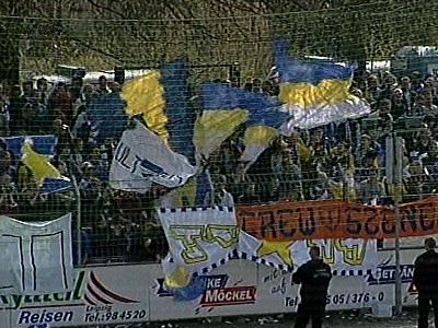  Sehr gut gefüllter Gästeblock.
Schlüsselwörter: Fanblock