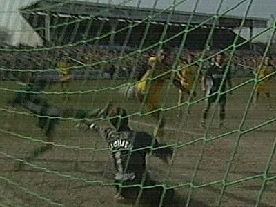  ... und im Nachsetzen spitzelt Jovic den Ball über das Tor.
Schlüsselwörter: Jovic