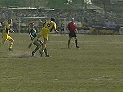  Holetschek hat sich den Ball erkämpft und wird von Kittler umgehauen. Kein Pfiff des Schiris ...
Schlüsselwörter: Holetschek Leipzig
