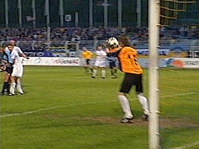  ... Halles Torhüter Paden fängt den Ball ...
Schlüsselwörter: Nowotny Halle Paden