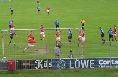  Kopfballchance für Holetschek.
Schlüsselwörter: Holetschek
