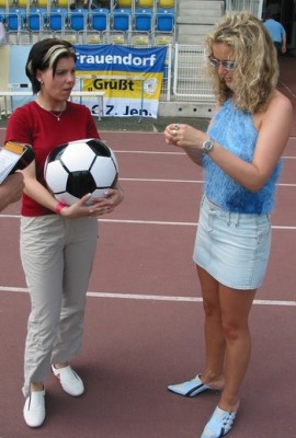 Interessante Fahne zwischen den Glücksfeen ;-)
Schlüsselwörter: Supporters Club