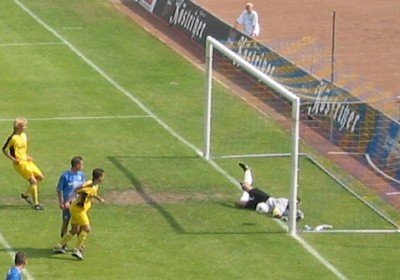  Gleich wehrt der Magdeburger Torhüter den Ball mit den Händen ab - hinter der Linie, was Schiri und Assistent übersahen.
