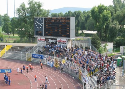 Die Magdeburger Fans machten deutlich mehr Stimmung als die wesentlich zahlreicher erschienen Fans aus der Olympiabewerberstadt.
Schlüsselwörter: Gästeblock