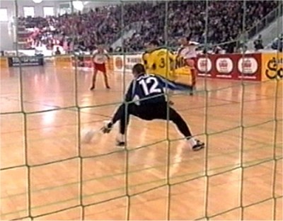  Gegen die zweite Mannschaft des HFC wurde 1:2 (hier ein Tor der Hallenser) verloren.
