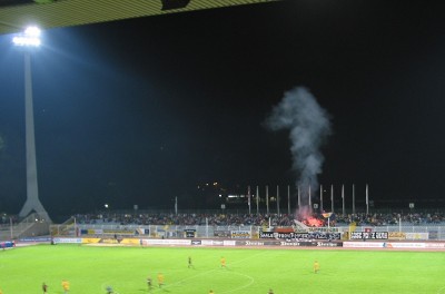  Vor diesem Feuerchen fürchteten sich ein paar ältere Fans noch Stunden nach dem Spiel.
Schlüsselwörter: Fanblock