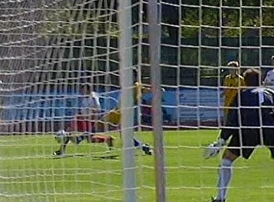 Maul spitzelt den Ball zur Ecke. Schiri will erst Elfer geben, gibt nach Rücksprache beim Linienassi dann aber doch Ecke.
Schlüsselwörter: Maul