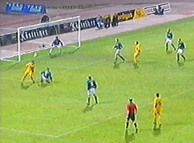  ... Jovic spitzelt den Ball zum 1:0 ins Tor.
Schlüsselwörter: Jovic
