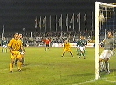  ... und der Ball senkt sich zum 5:0 ins Netz.
Schlüsselwörter: Klee