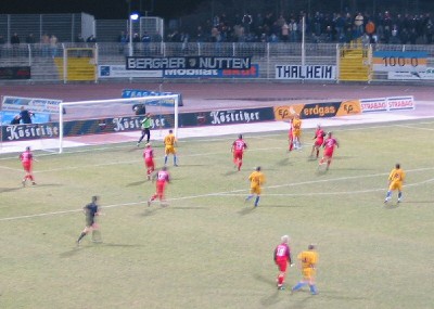  Noch ein Kopfballversuch.

