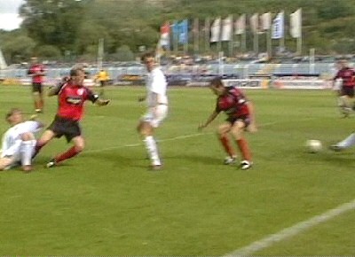  ... R. Schmidt spitzelt den Ball an Freund und Feind vorbei zum 3:0.
Schlüsselwörter: R. Schmidt