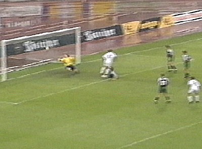  ... Manai köpft das 1:0.
Schlüsselwörter: Manai
