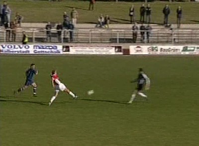  Hartmann spitzelt den Ball an Jovanovic vorbei ...
Schlüsselwörter: Halberstadt Jovanovic