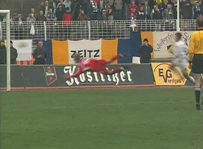  Halle gleicht per Flugkopfball erneut aus.
Schlüsselwörter: Halle