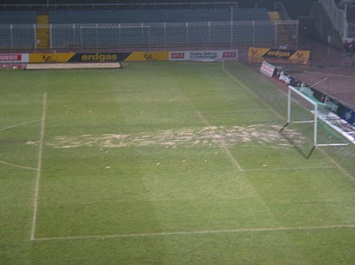 Der Rasen vor dem Spiel.
