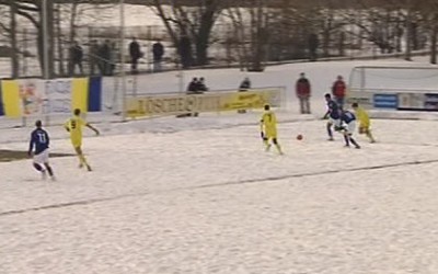 Manai erkämpft den Ball am Dresdner Strafraum, flankt und ...
Schlüsselwörter: Manai