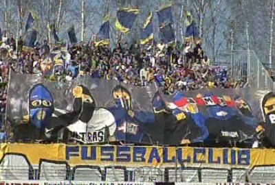Gutgefüllter Gästeblock.
Schlüsselwörter: Fanblock
