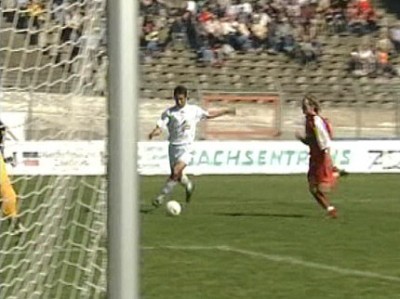Doppelpass zwischen Manai und Hujdurovic, Hujdurovic passt in die Strafraummitte ...
Schlüsselwörter: Hujdurovic