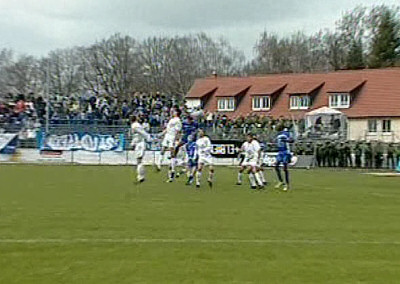 Nach einem Freistoß baut Magdeburg per Kopf die Führung auf 2:0 aus.
Schlüsselwörter: Magdeburg