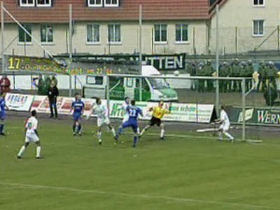 Aber Magdeburg bleibt gefährlich - ein Kopfball streift nur knapp über die Latte.
