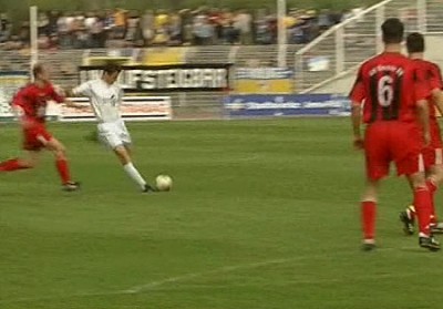 Dann ging es um das 100. Saisontor: Holetschek zieht ab ...

