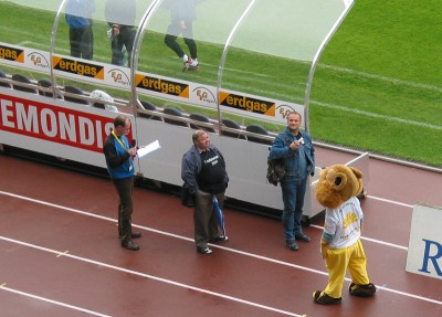 Suchbild - einer von Ihnen ist das Maskottchen eines neuen Sponsors des FCC.

