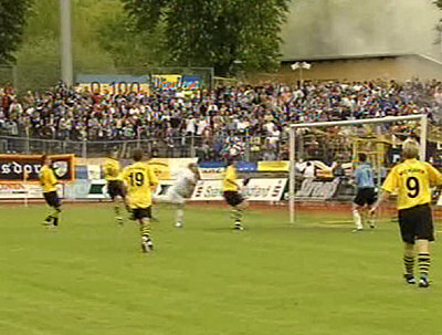 Nach einer Flanke von Manai köpft Endres das 3:0.
