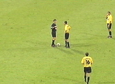 ... da der Schiri den Ball brav versteckt.
Schlüsselwörter: Schiedsrichter Schiri