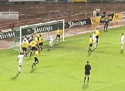  War der Ball hier hinter der Linie? Der Schiri gab natürlich kein Tor.
Schlüsselwörter: Schiedsrichter Schiri