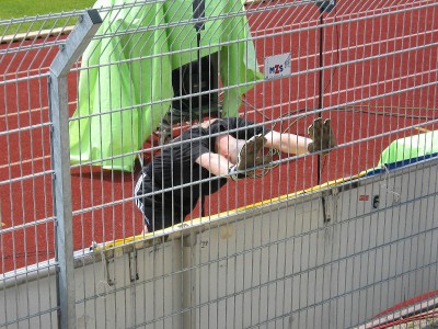 Neuruppins Ersatztorhüter beim Posen vor dem FCC-Fanblock.
