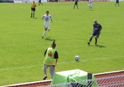 Werner erschrickt vor dem Balljungen.
