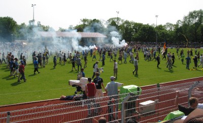 Der dritte Platzsturm in dieser Saison.
