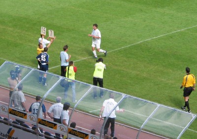Auswechslung von Ziegner. Mit seinen beiden Toren wohl der Mann des Spiels und sicher auch ein ganz heißer Kandidat für den "Spieler der Saison".
