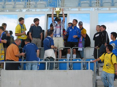 Dann hatte jemand das Bier im Pokal gerochen und ihn Kraus abgenommen.
Schlüsselwörter: Gunner Pokal Kraus