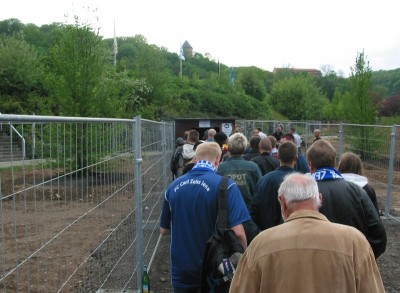 Interessanter Irrgarten zum Stadion.
