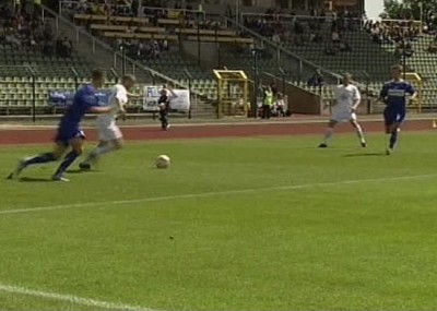 1. Minute: Zimmermann tanzt seinen Gegenspieler aus, flankt ...
