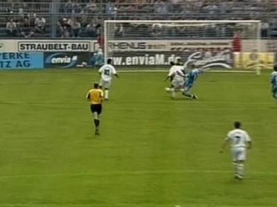 ... vor Hähnge kann der Ball noch weggespitzelt werden, aber ...
Schlüsselwörter: Manai Hähnge