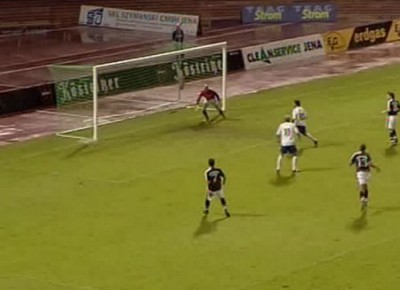 Ein Schuss von Thielemann streift knapp am Pfosten vorbei.
