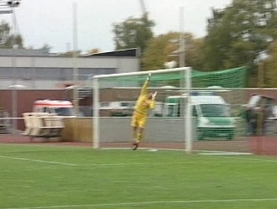 Ein Freistoß von Ziegner streift die Latte.
