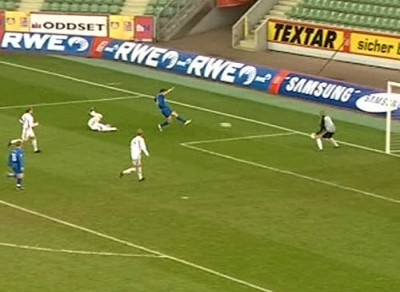 Kurz nach der Pause: Hähnge gleicht nach schönem Zuspiel von Sykora aus.
