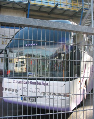Im lila-weißen Bus reiste der CFC an - Strafe für den Tabellenplatz?
